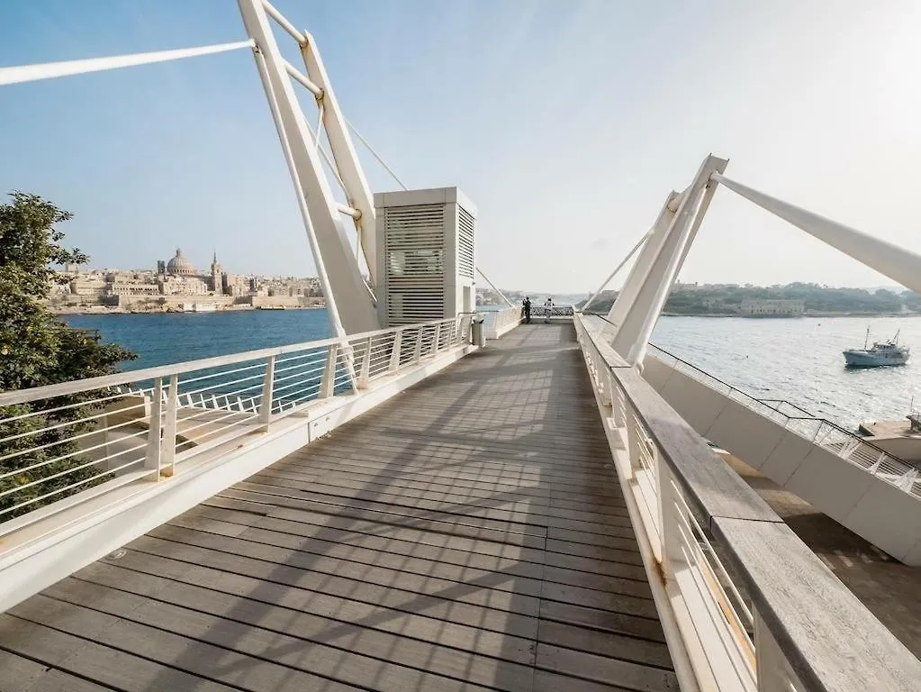 Prime Location Apartment With Side Seaviews Sliema